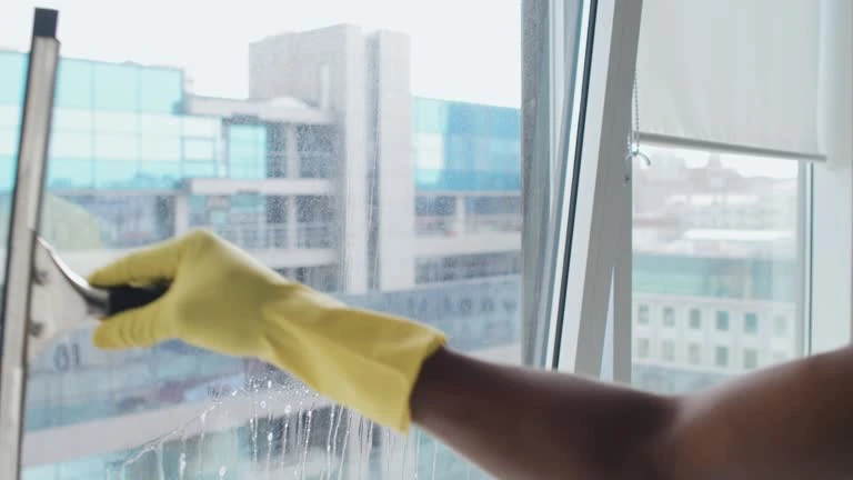 Nettoyage écologique des vitres avec produits naturels