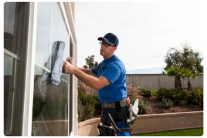 Société de nettoyage professionnel à Cesson-Sévigné : locaux, vitrerie et remise en état 2 Agent Pulse Propreté nettoyant des vitres avec produits professionnels écologiques pour maison/appartement à Rennes.
Société de nettoyage professionnel à Cesson-Sévigné - 53