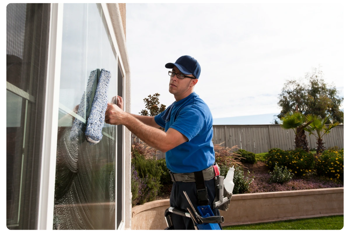 Agent Pulse Propreté nettoyant des vitres avec produits professionnels écologiques pour maison/appartement à Rennes.