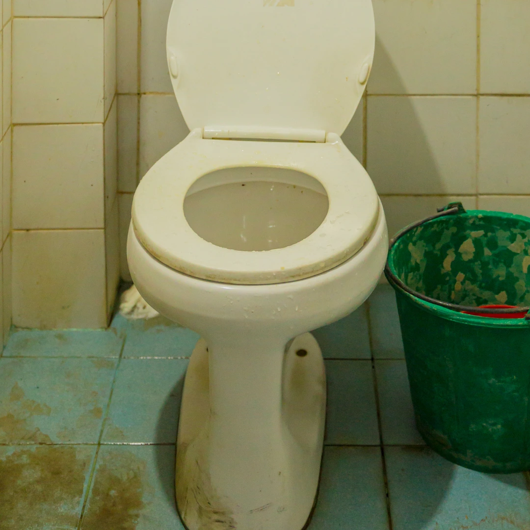 Désinfection et nettoyage de toilettes très sales et locaux insalubres par Pulse Propreté à Rennes.