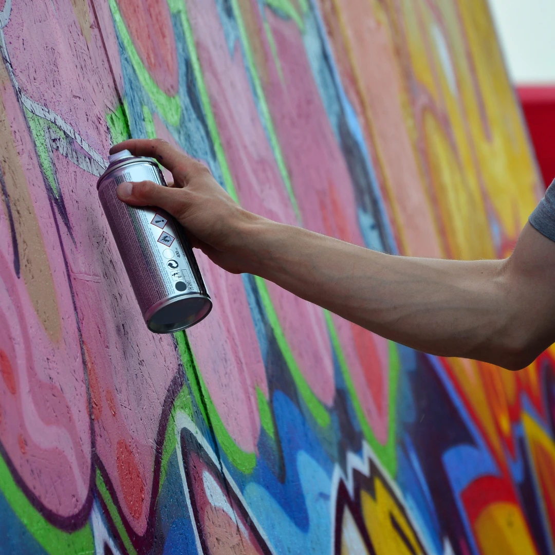 Enlèvement de graffitis et nettoyage de tags sur mur et façade : intervention rapide à Rennes et ses communes.