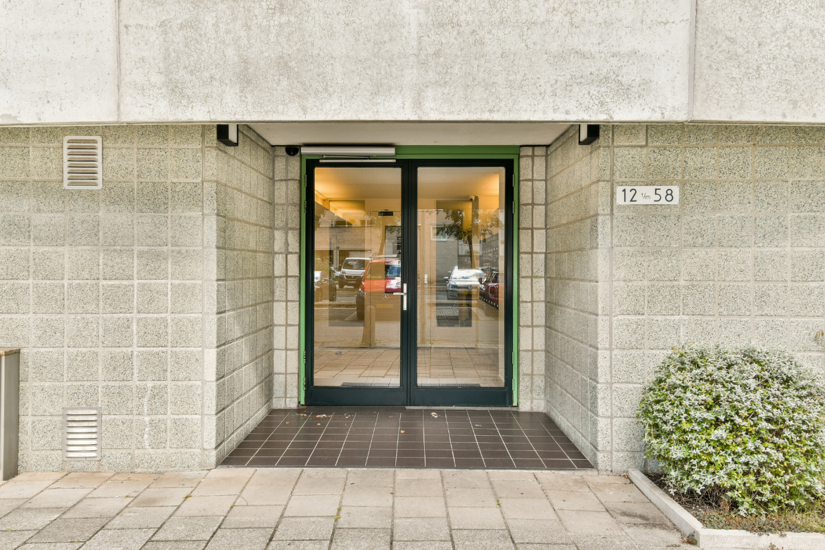 Nettoyage de copropriété : entretien du hall d'immeuble, des parties communes et des cages d'escalier à Rennes et alentours.