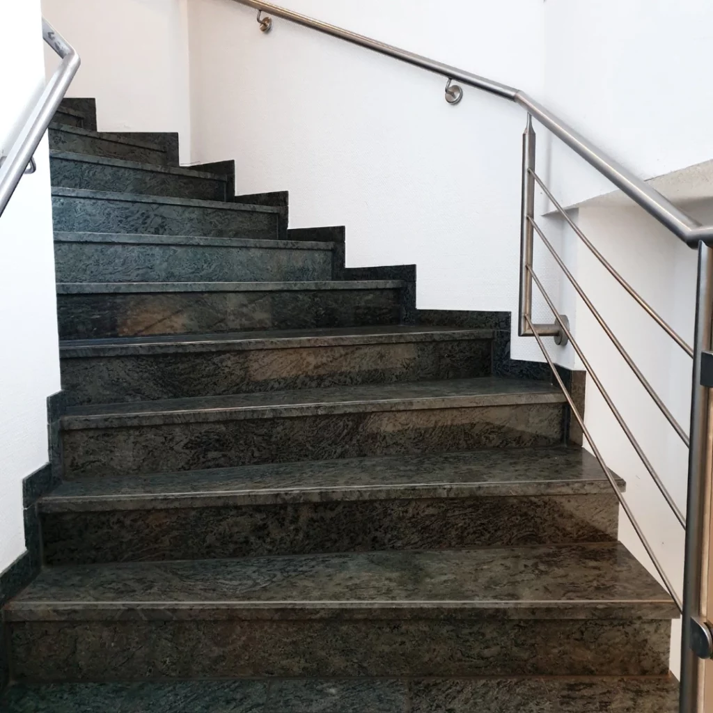 Cage d’escalier et rampe dans les parties communes d’un immeuble