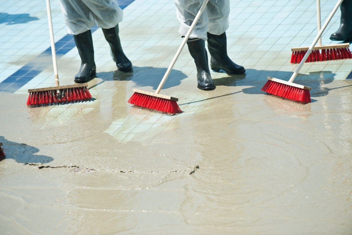 Équipe de Pulse Propreté effectuant le nettoyage après dégât des eaux et inondation pour particuliers et professionnels à Rennes.