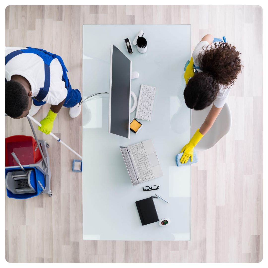 Nettoyage du bureau et des postes de travail par une équipe de propreté à Rennes, service sous contrat.