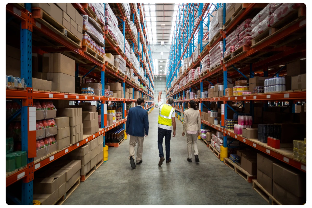 Agent professionnel en intervention de nettoyage de hangar de stockage industriel à Rennes (35).