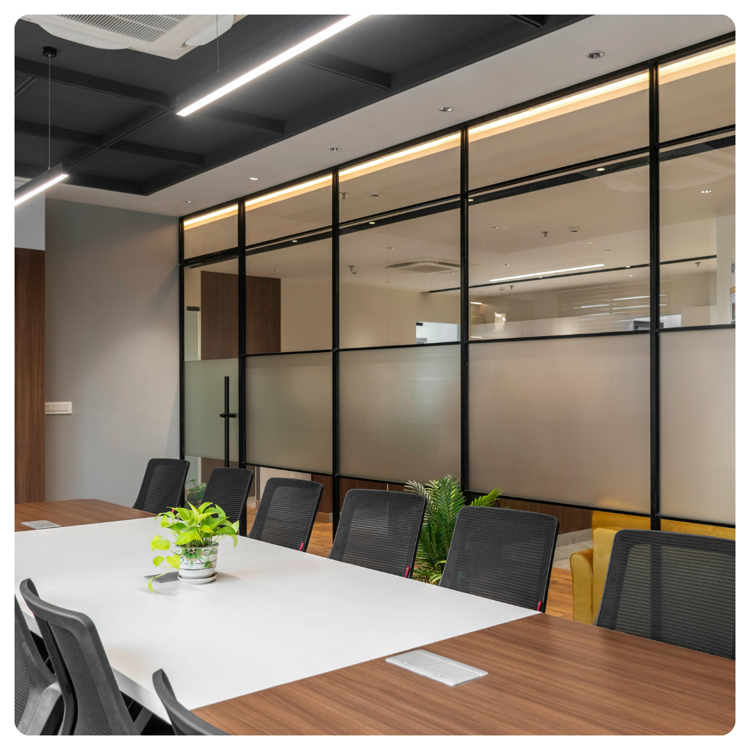 Salle de réunion propre après intervention de nettoyage de bureaux sous contrat à Rennes.