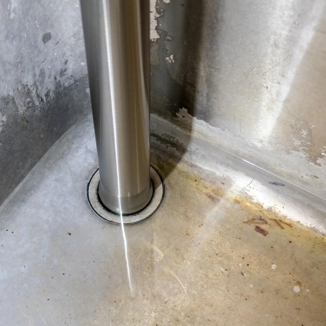 Nettoyage d'urgence de bac d'évier de restaurant en inox : dégraissage et désinfection avant intervention à Rennes.