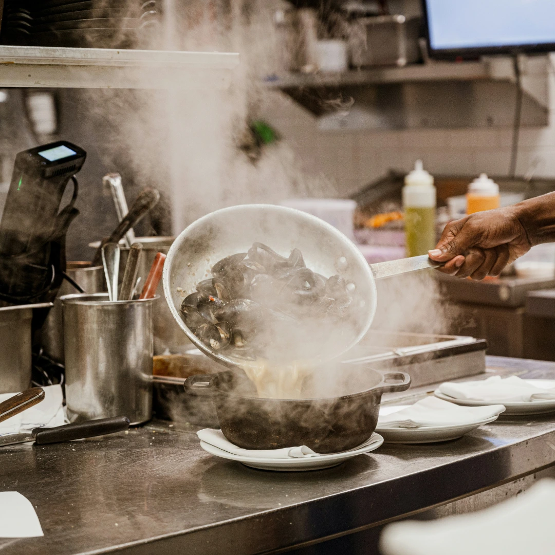 Nettoyage d'urgence de cuisine de restaurant : désinfection et remise aux normes d'hygiène à Rennes après un incident.