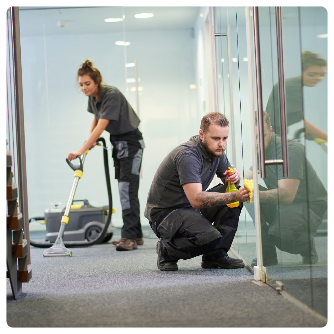 Nettoyage de vitres de locaux de bureaux par une équipe professionnelle, inclus dans le contrat d'entretien à Rennes.