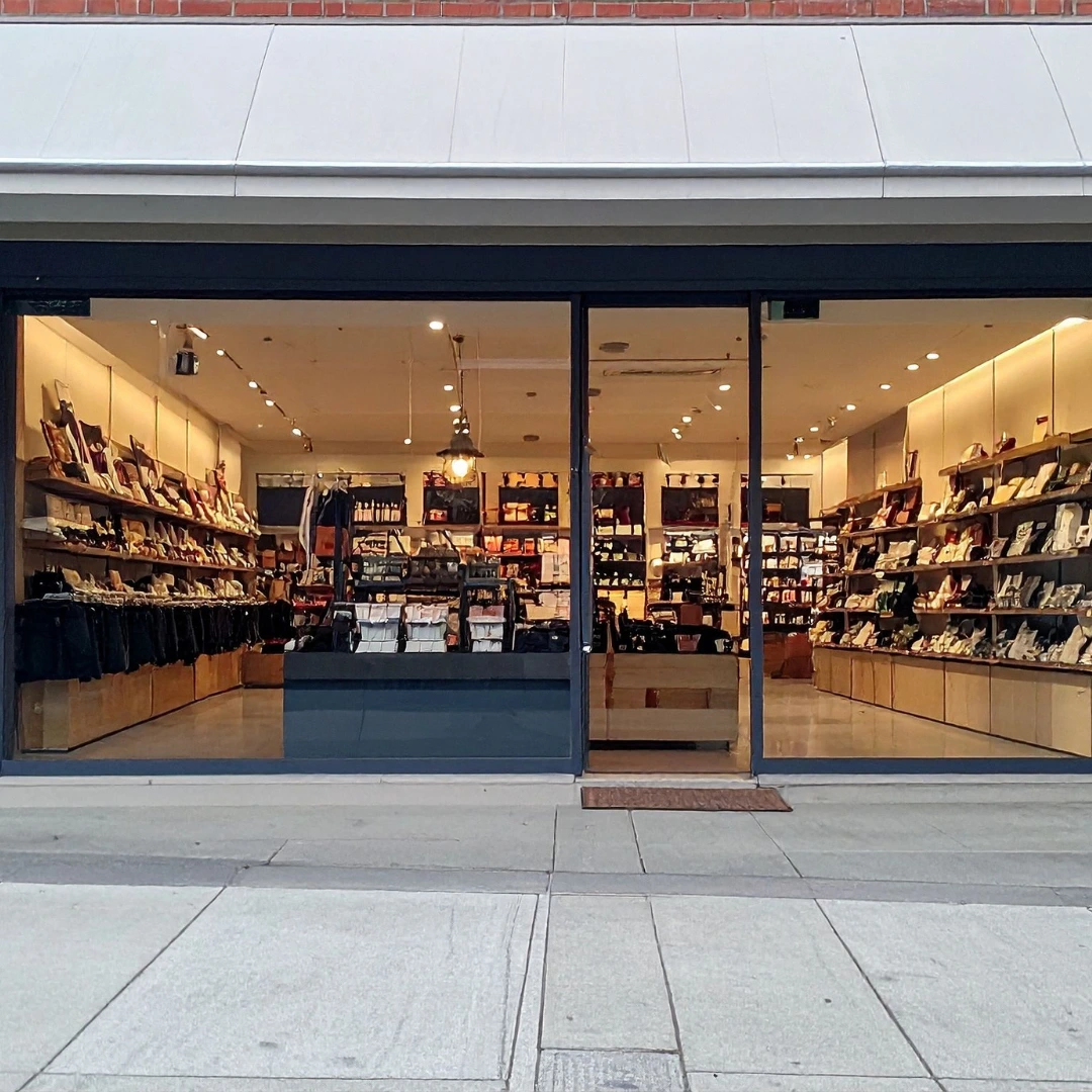 Service de nettoyage de vitres professionnelles pour galerie marchande, boutiques et commerces de centre-ville à Rennes.