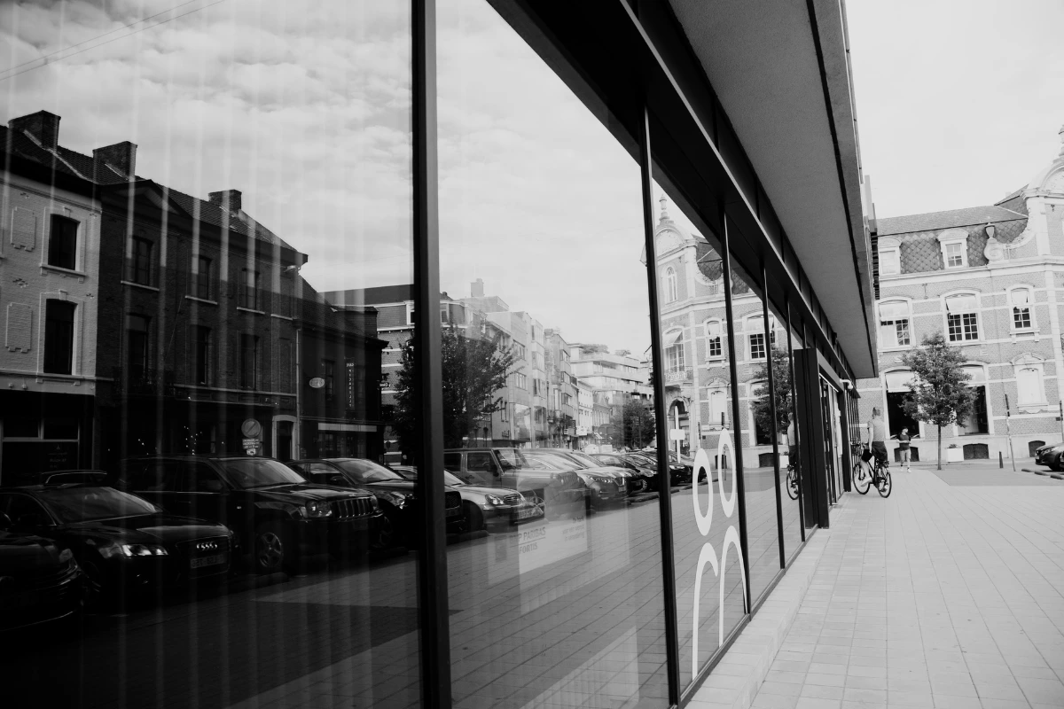 Nettoyage de vitres professionnel : une vitrine propre et éclatante pour votre commerce à Rennes.