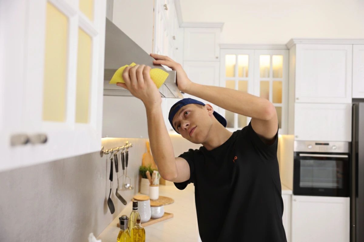 Nettoyage complet d'un appartement vide après déménagement pour un état des lieux sans réserve à Rennes.