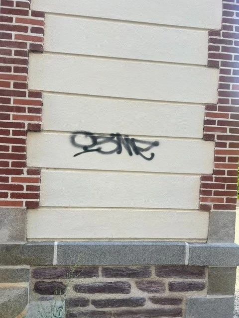 Graffiti sur façade avant notre intervention